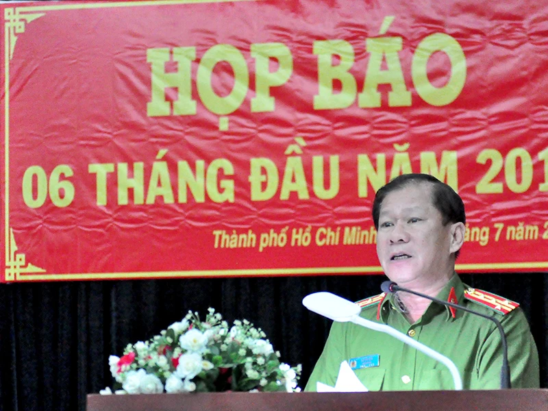 Đại tá Lê Tấn Bửu, Giám đốc CSPCCC TP. HCM chủ trì họp báo chiều ngày 15-7